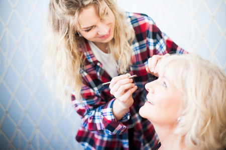 Fotoshooting Make-Up Visagistin Beautyshot Headshot Business München Make-Up-Schule Making of Schminken Artist